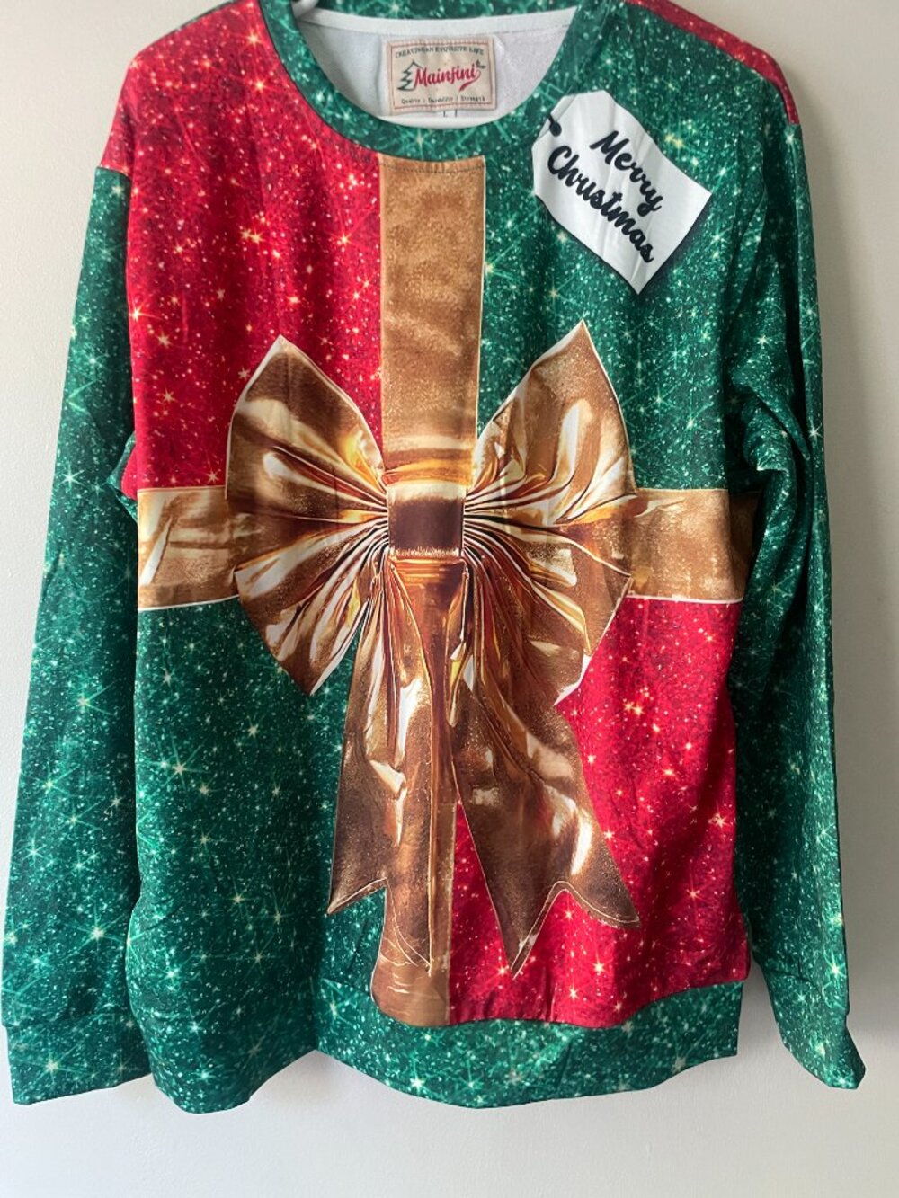 Mainfini Christmas Present Graphic Sweatshirt